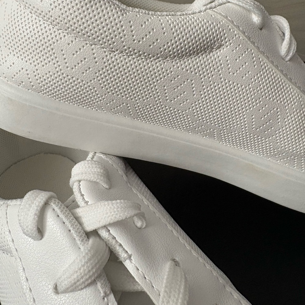 Like NEW Classic White Low-Top Sneakers - Picture 3 of 8